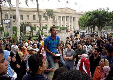 وقفة لطلبة «تجارة القاهرة» للمطالبة بزيادة «درجات الرأفة»